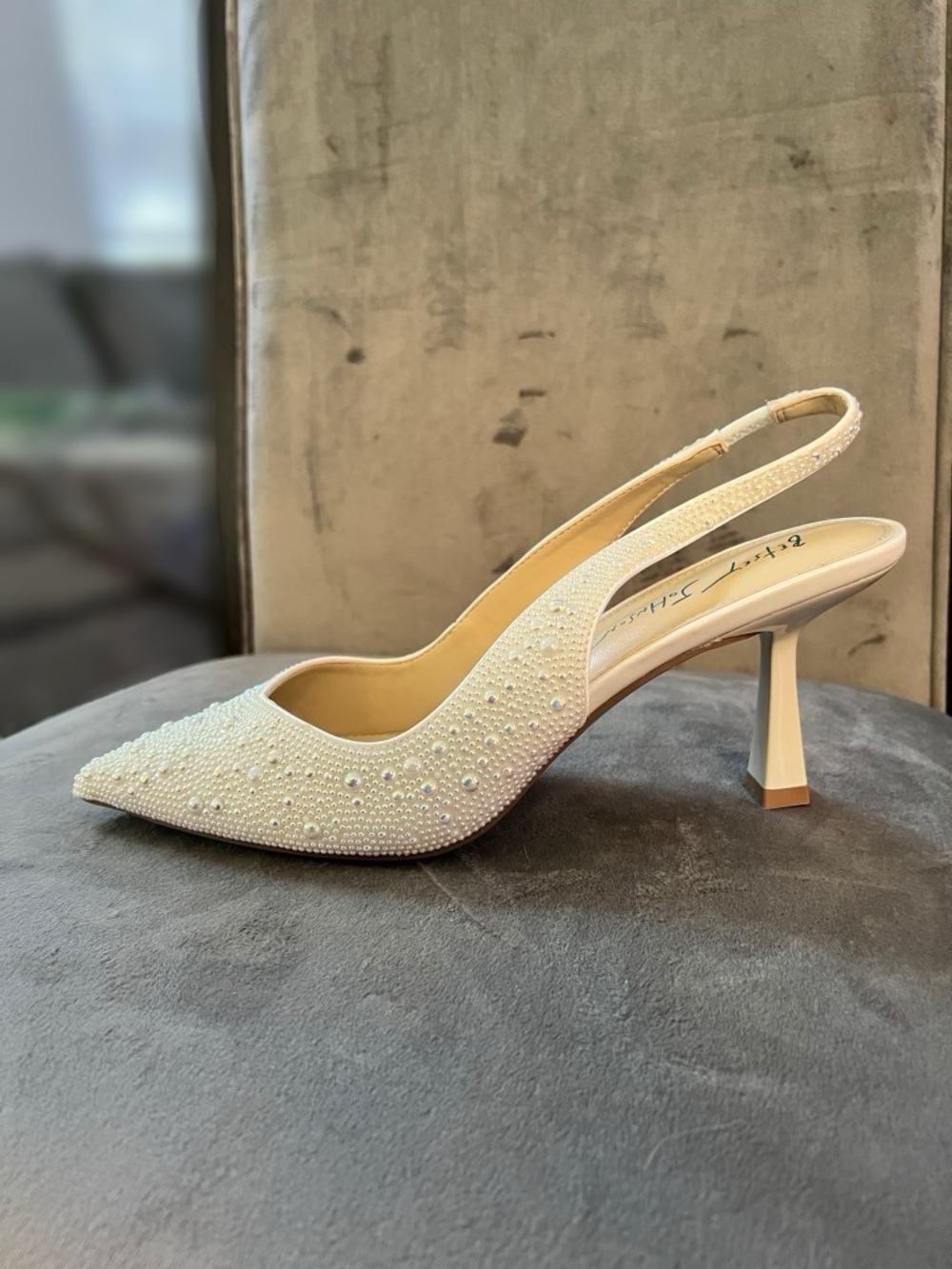 Betsey Johnson “Nikki” Bridal Slingback Pumps — One-of-a-Kind Mismatched Pair - Picture 6 of 10